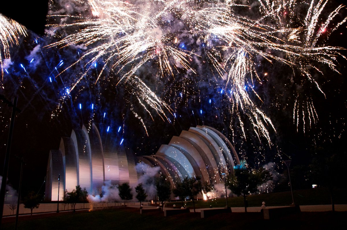 kauffmancenter's tweet photo. Happy Independence Day from all of us at the Kauffman Center! We hope your day is spent celebrating with family, friends, and fireworks! Photo by Mary Watkins. #kansascity #fourthofjuly https://t.co/AFz8ryaZZA