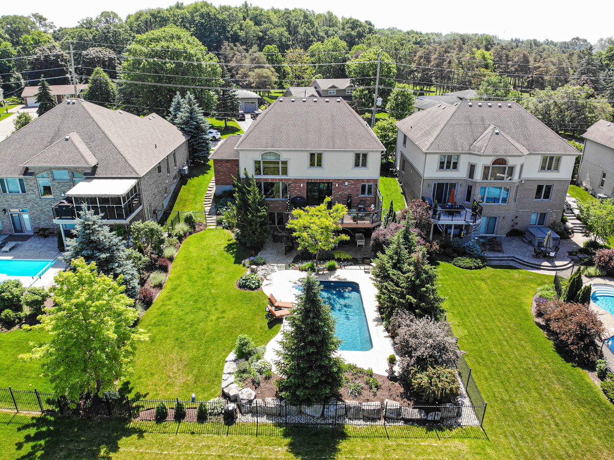 An entertainer’s oasis, a family’s dream destination, life in #Conestogo is our newest obsession. Glowing with natural light, finest finishes to a tee, and the golf course is your backyard, we say YES PLEASE! --> seeit.tw/golfcourse <a href="/TW_NicDavidson/">Nicole Davidson</a> #KWawesome