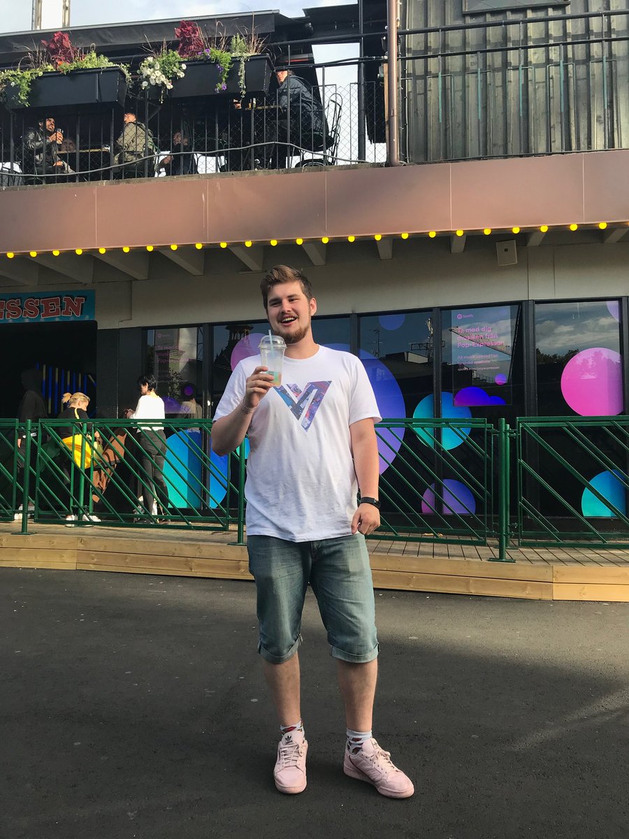 rizonnn___'s tweet photo. Gotta show off my new merch 😏
https://t.co/HIf1jx6Whc https://t.co/wJMojqJaka
