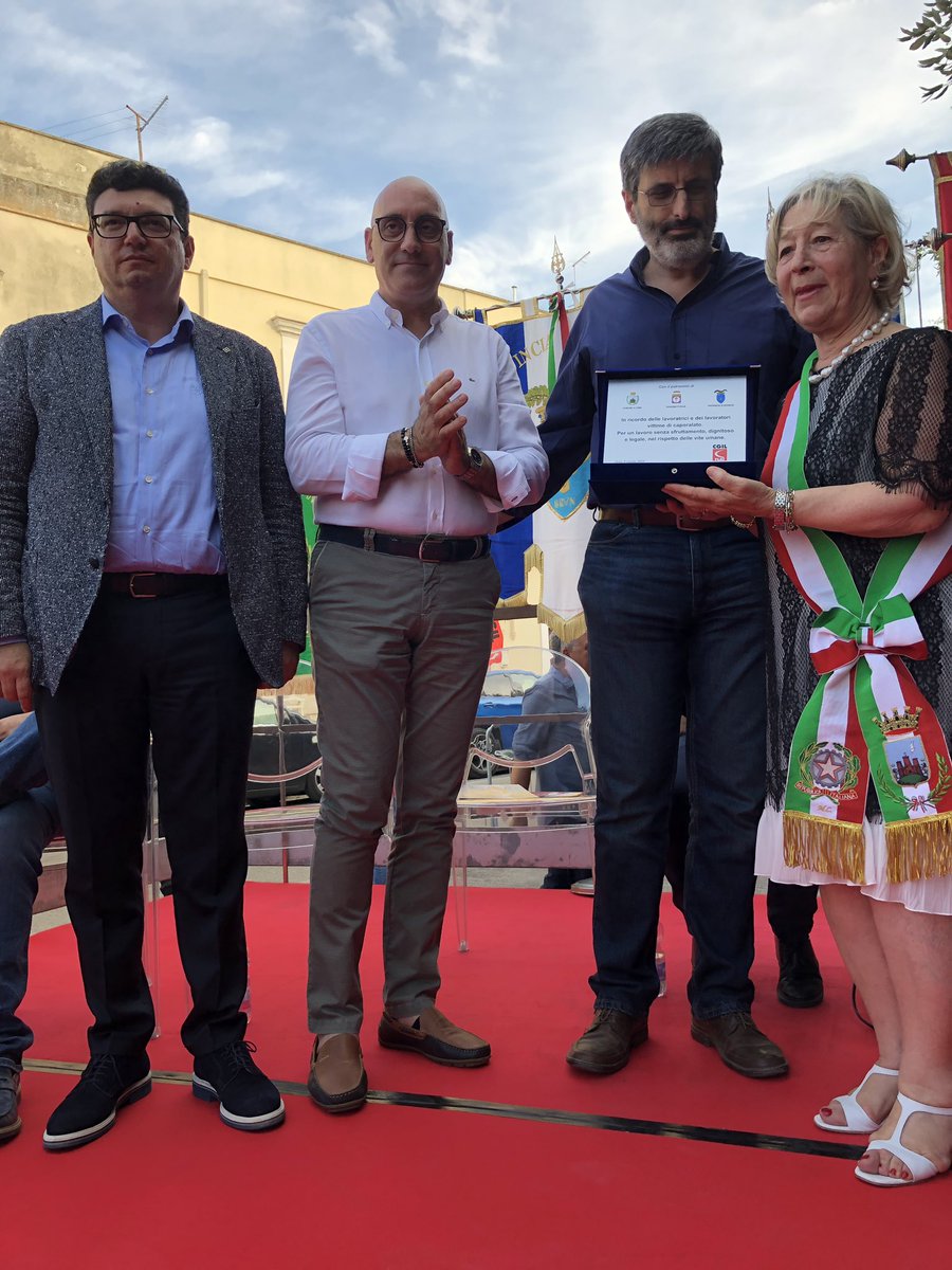 flaicgil's tweet photo. Oria per la #dignità del #lavoro, ricordando le tre braccianti morte 26 anni fa su un furgone per andare a lavoro. In loro nome @cgilnazionale con Maurizio Landini e @flaicgil con Giovanni Mininni si confrontano con lavoratori e autorità su #caporalato #legge199 #sfruttamento https://t.co/oiVUKJWmWk