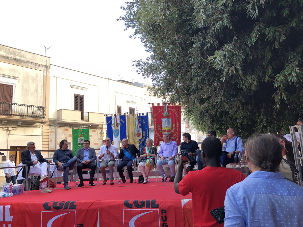 flaicgil's tweet photo. Oria per la #dignità del #lavoro, ricordando le tre braccianti morte 26 anni fa su un furgone per andare a lavoro. In loro nome @cgilnazionale con Maurizio Landini e @flaicgil con Giovanni Mininni si confrontano con lavoratori e autorità su #caporalato #legge199 #sfruttamento https://t.co/oiVUKJWmWk