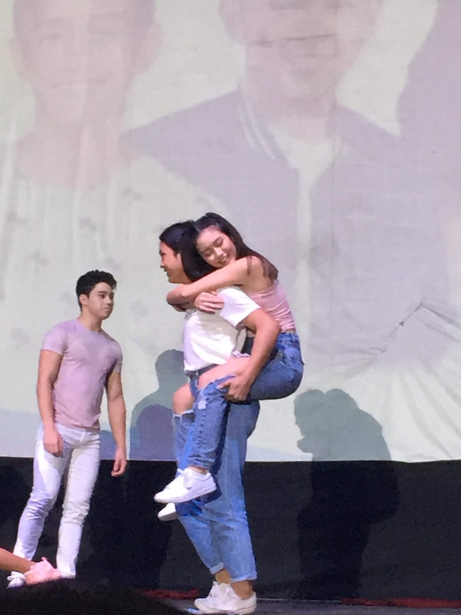 ASlappers_GNSN's tweet photo. Ashley and her fan actually won this paper dance game. Galing magbudots dito. https://t.co/ZwCNr3MMho
