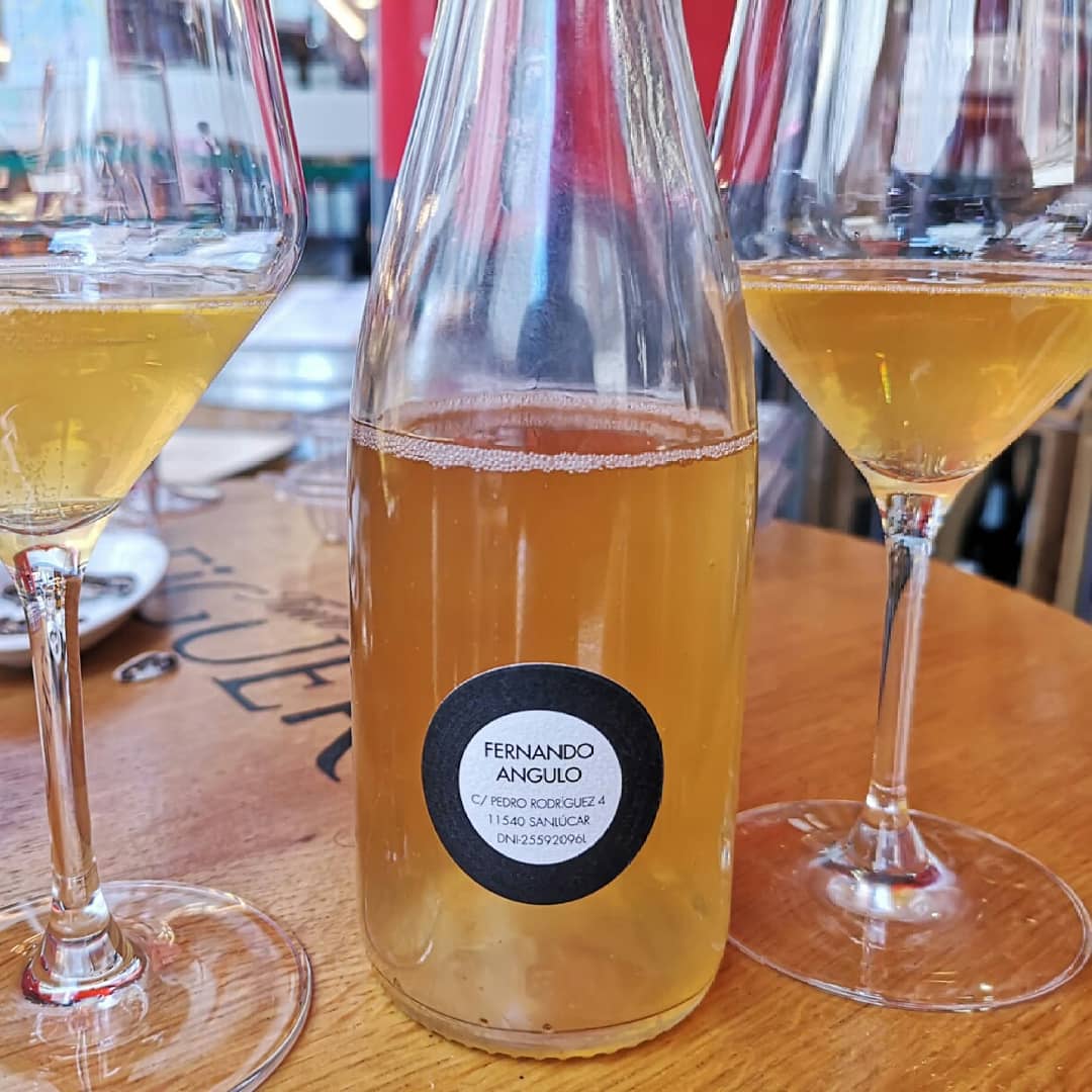 Vinotecatierra's tweet photo. LAS ALEGRÍAS de la vida no están en el color de la foto, están en las emociones y sentimientos que logres transmitir a los demás 😊🍷Descorches en @vinotecatierra del @MercadoDeLaPaz
#VinotecaTierra #MercadodelaPaz #Madrid #VinosdeTerroir #Bebepaisajes #palomino #fernandoangulo https://t.co/KiK8fKOgiC