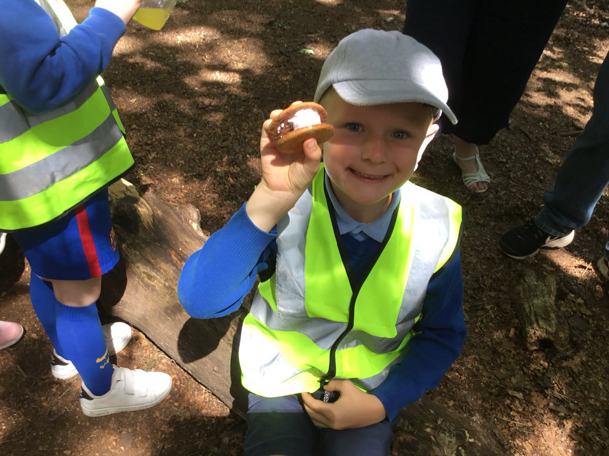 StLaurenceCE's tweet photo. As if hot chocolate and fire lighting wasnβt exciting enough! Here come the smores! And didnβt they go down well! #stickyfaces! #toastingmarshmellows #outdoorfun @haighwoodlandpark https://t.co/GqmZjaoNJu