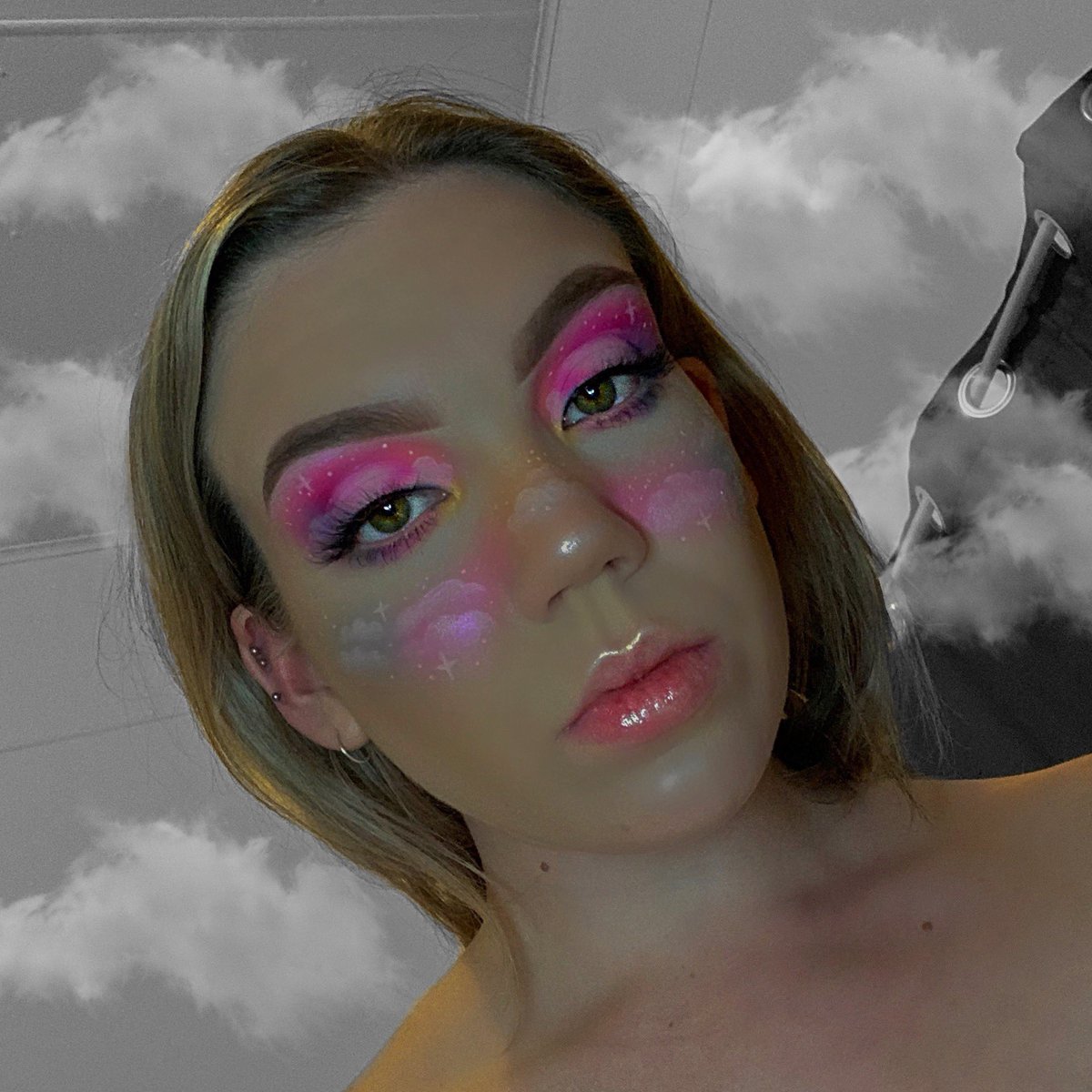 makeupbymartha1's tweet photo. Letting twitter see this first, I don’t know how to feel about it, I hate face pics because I have such low self esteem ahhhh #makeup #jamescharles #norvina https://t.co/vFSozc49By