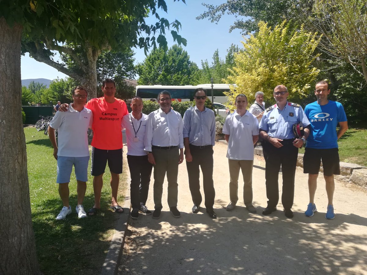 ClubCeme's tweet photo. El Comissari en Cap i el Director General han visitat el Campus Multiesport que sota l'organització del CEME s'està portant a terme a la Casa de Colònies El Vilà. 
@mossos 
@ClubCeme 
#colonieselvila https://t.co/obSnsl4xoN