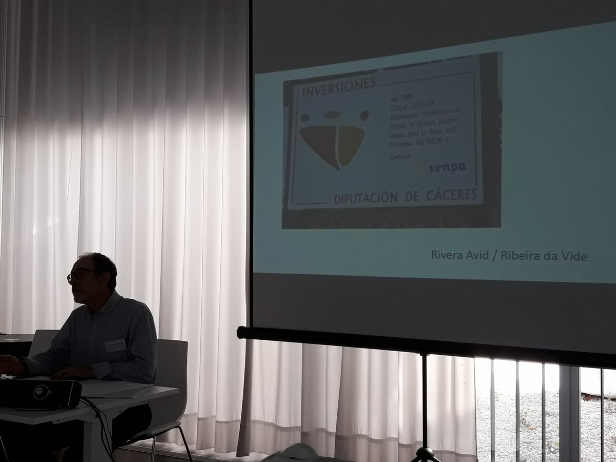 frontespo's tweet photo. A contraluz, Juan Carrasco (@infouex), miembro de Frontespo, habla en #LAPI2019 sobre la imagen del portugués fronterizo en Valencia de Alcántara. https://t.co/zRVw9pwlib