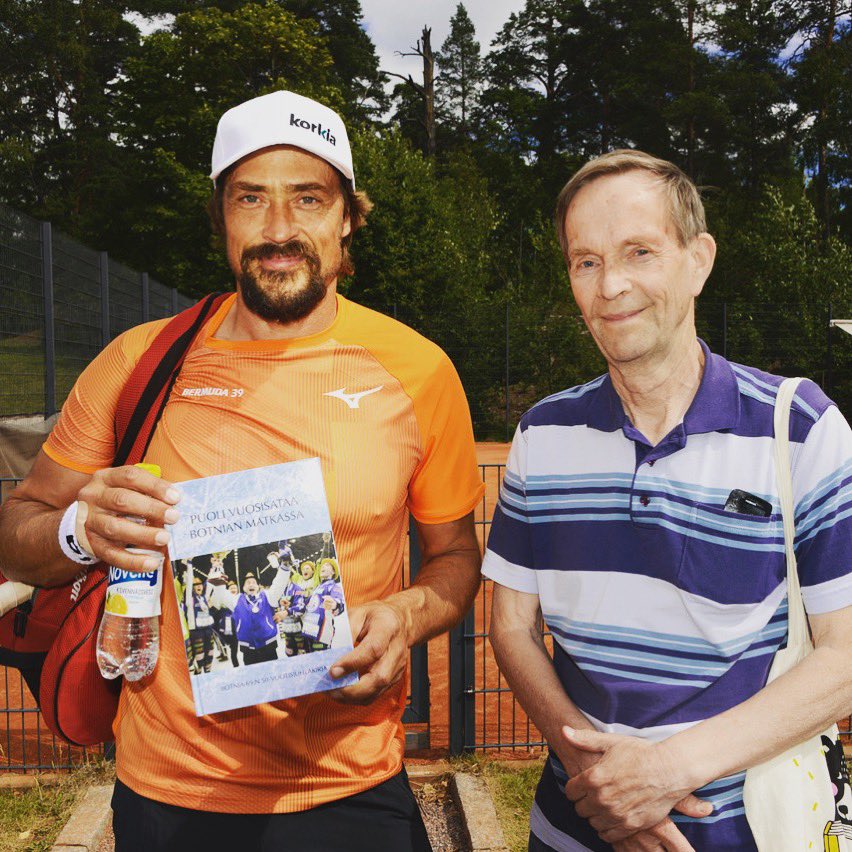 Botnian junnuissa vuosina 1982-1986 pelannut elävä legenda, muistelee vielä miten merkittävää hyötyä jääpallo on antanut erityisesti luisteluun. 💙🇫🇮⚡️🎱 #botniabandy #botniajuniorit 📷: Hannu Lindroos