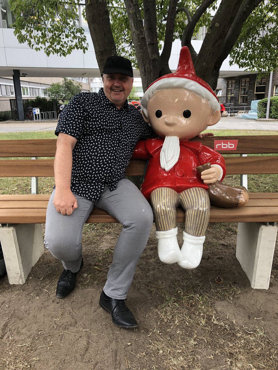 reportrp's tweet photo. Grad nen alten Kumpel getroffen, über Dies&amp;Das geredet. Und was macht er zum Abschied?! Streut mir Sand in die Augen 🤡🌙🧸🛏 #SandmannBank #rbb #ohrenbär #Sandman https://t.co/Nwp5AKbcWw