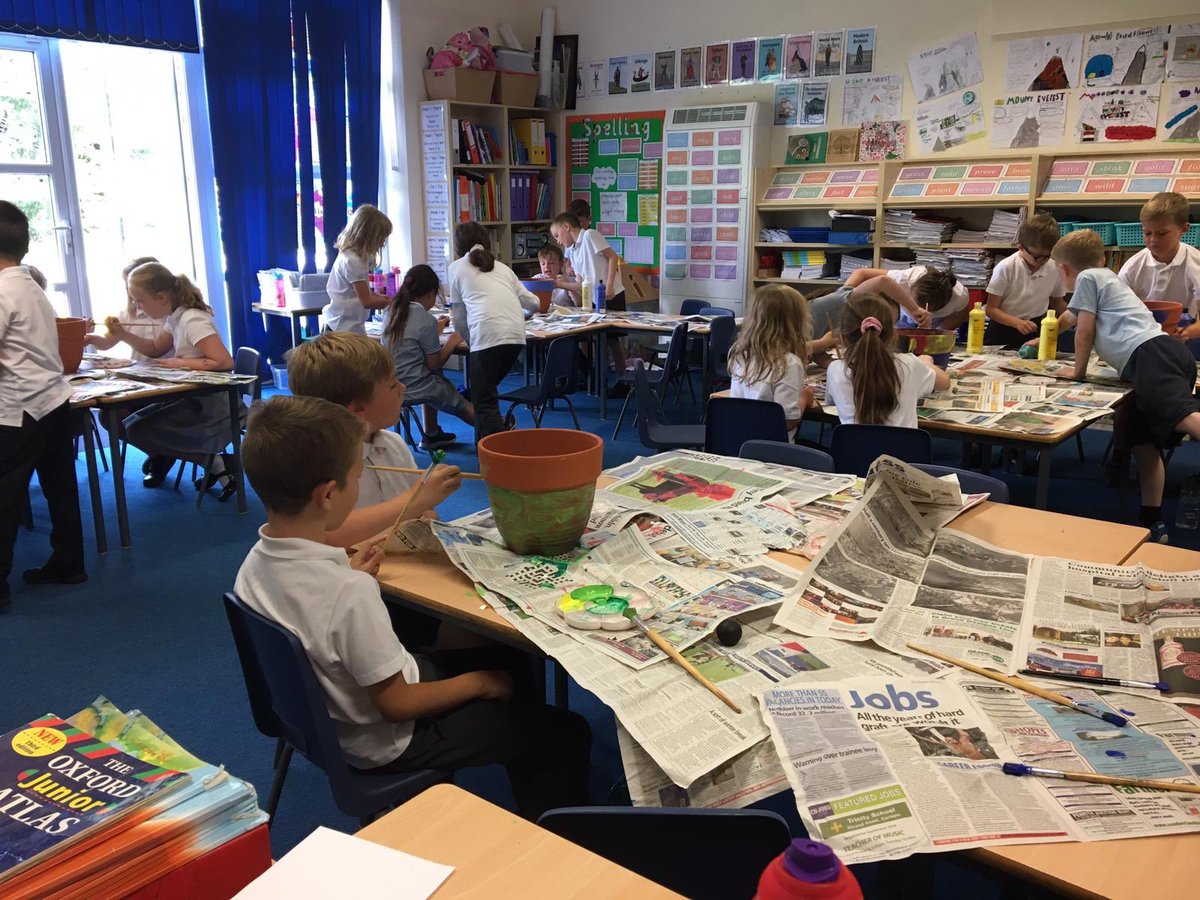 Y3 decorating Pots of Joy for <a href="/GADCarlisle/">Give a Day Carlisle</a> 🎨 💐🌳💙🌳