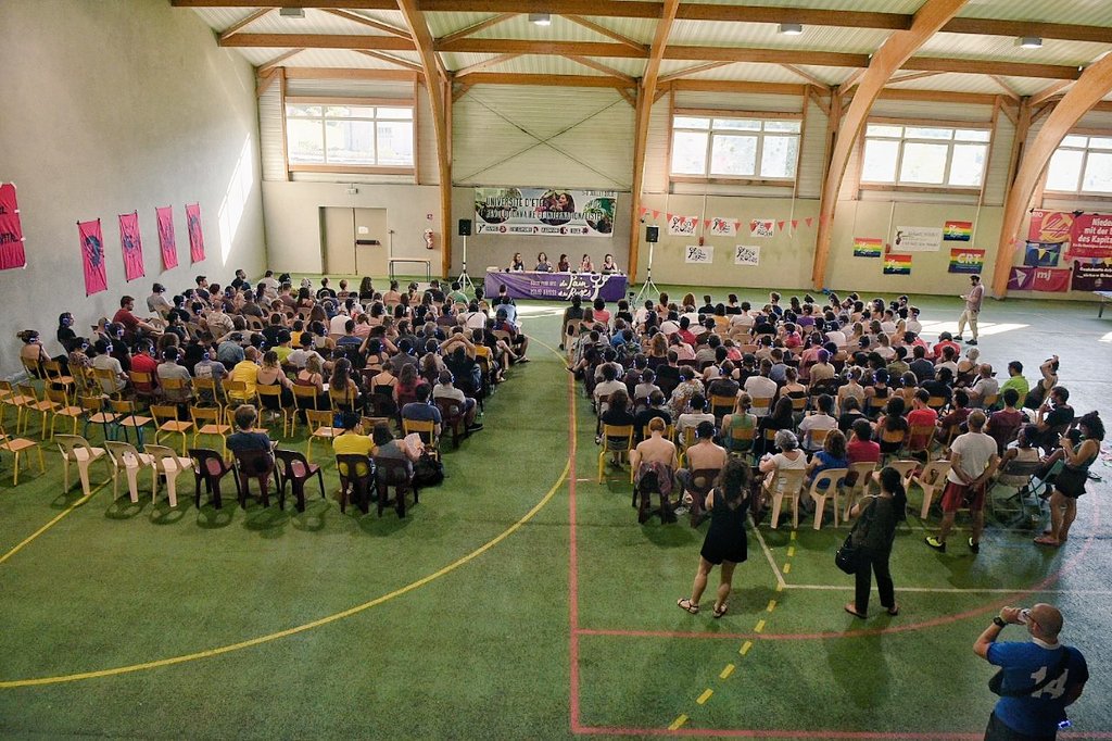 iDiarioES's tweet photo. #EscuelaInternacionalista | #Ahora interviene Lili, del grupo #RIO de #Alemania "Contra el feminismo imperialista y racista de #Merkel, surgió otro movimiento de mujeres que este año se organizó por primera vez en 25 años, un movimiento de mujeres que vino para quedarse". https://t.co/8W4aRdzgKe