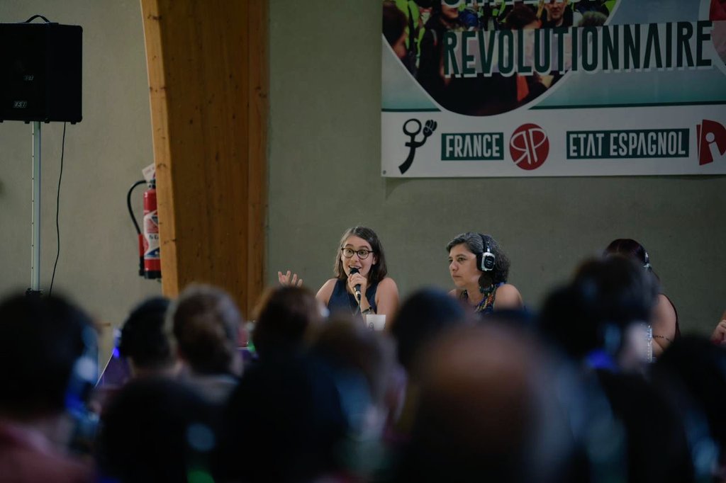 iDiarioES's tweet photo. #EscuelaInternacionalista | #Ahora interviene Lili, del grupo #RIO de #Alemania "Contra el feminismo imperialista y racista de #Merkel, surgió otro movimiento de mujeres que este año se organizó por primera vez en 25 años, un movimiento de mujeres que vino para quedarse". https://t.co/8W4aRdzgKe