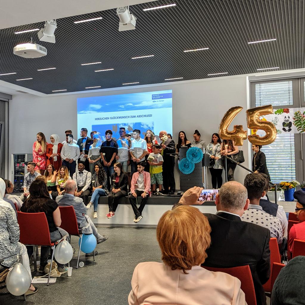 MareikeCathrine's tweet photo. Heute wurde an der @unidue bereits zum 45. Mal den nun ehemaligen Schülerinnen und Schülern des #Förderunterrichts zum erfolgreichen Abschluss (#Abitur und #mittlereReife) gratuliert! | #proDaZ #DaZ #DaF #Mehrsprachigkeit #Vielfalt #Familie https://t.co/OWEf69yWMo