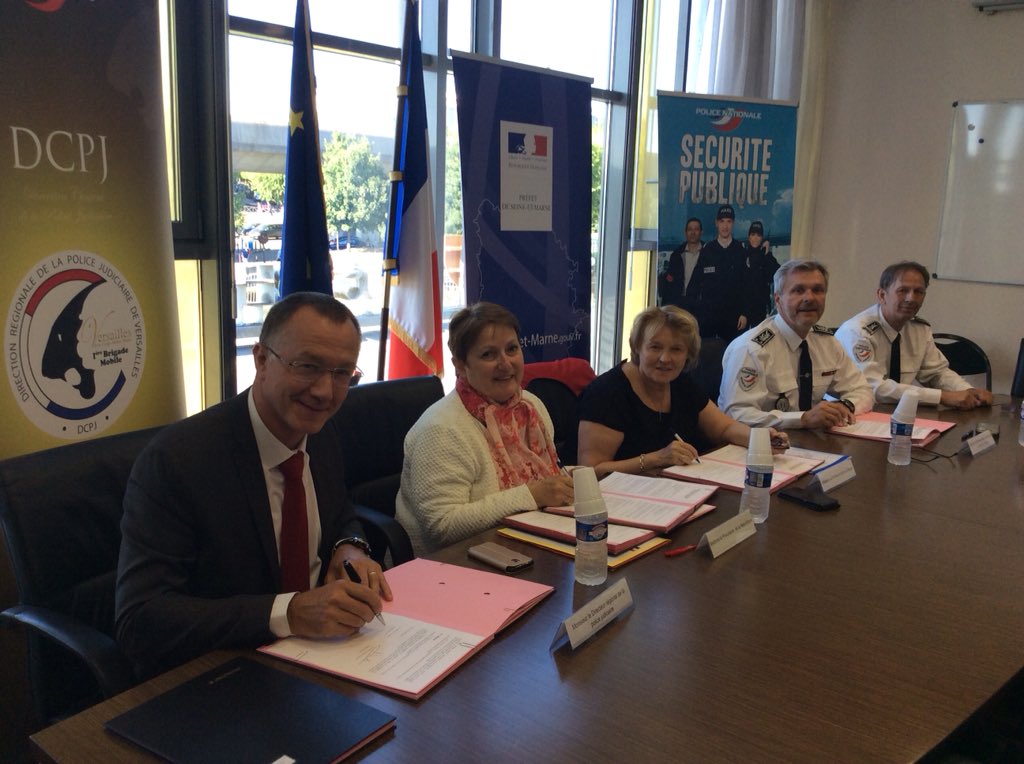 Prefet77's tweet photo. Signature de la mise en place de dispositifs de collaboration entre services : la cellule de lutte contre les trafics (CLCT) par la préfète de #SeineEtMarne et la procureure de meaux &amp; la cellule du renseignement opérationnel sur les stupéfiants (CROSS) par le #DDSP77 &amp; le DRPJ78 https://t.co/QqdmAMf7sw