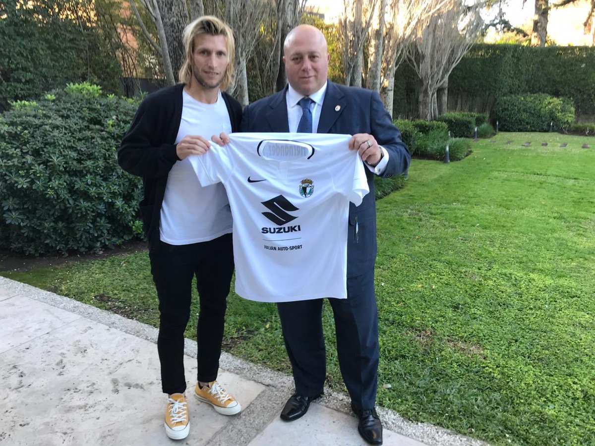 Burgos Club de Fútbol on Twitter: "Gastón Machín ya posa con la elástica  blanquinegra 🤩⚪️⚫️… "