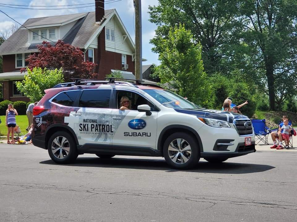 JayZnsp's tweet photo. Best quote from a parade watcher, "Look mommy, it's a SUBARU!"
@subaru_usa 
@NatlSkiPatrol https://t.co/lUFnDzUq68