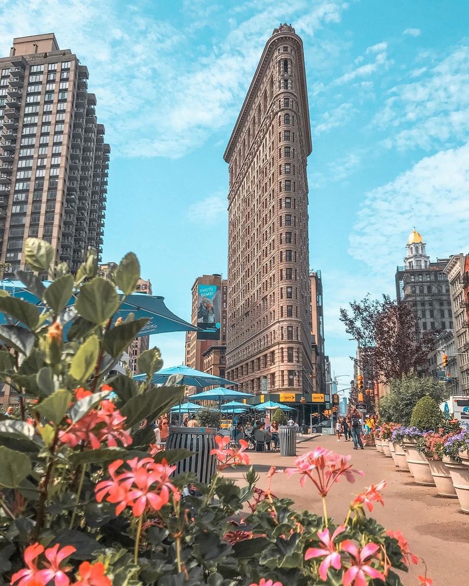 RideVeloNow's tweet photo. Gorgeous day in NYC! ☀️🌺✨ #Repost @yorksgram 📷Photo by @our.ojos.claros.nyc

#newyork #nyc #bigapple #flatironbuilding https://t.co/0MTKyP1Arz
