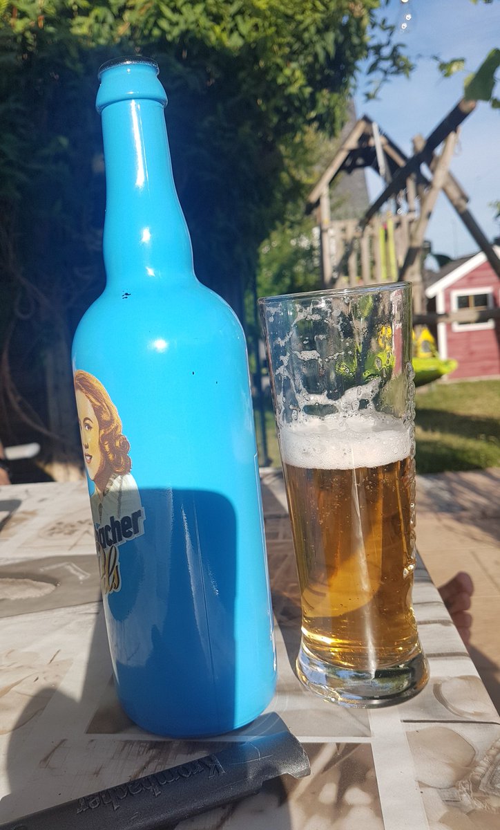 RalphBrink47's tweet photo. @krombacher pünktlich zum Geburtstag angekommen und gleich geniessen 🍻 https://t.co/F4Fjnth1ro