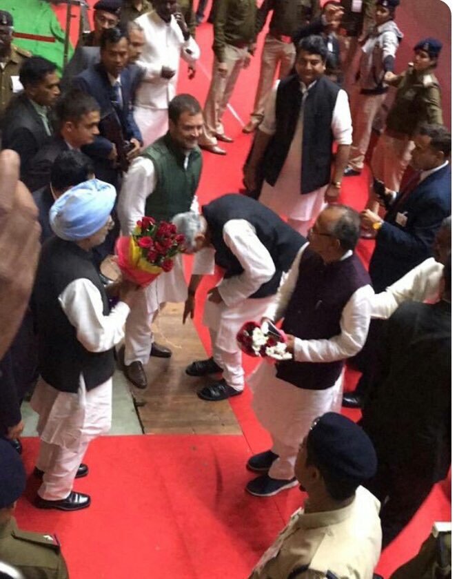 This is such a sad picture. It says everything about what's so horribly wrong with the Congress party.