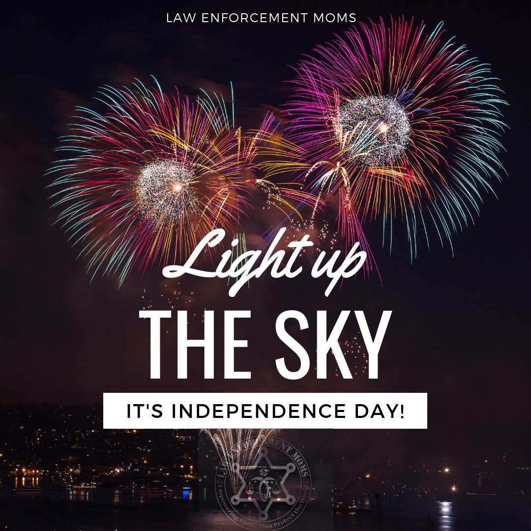 LawEnforceMoms's tweet photo. 🎆 HAPPY 🎇 4th JULY 🎆

#lawenforcement #mom #lawenforcementmoms
#happy4july #july4th #fourthofjuly #4july #independanceday #happy #fireworks #sparklers #celebrate #july #america #landofthefree #landofthebrave #music #live #event https://t.co/ZWKfBjNWtA