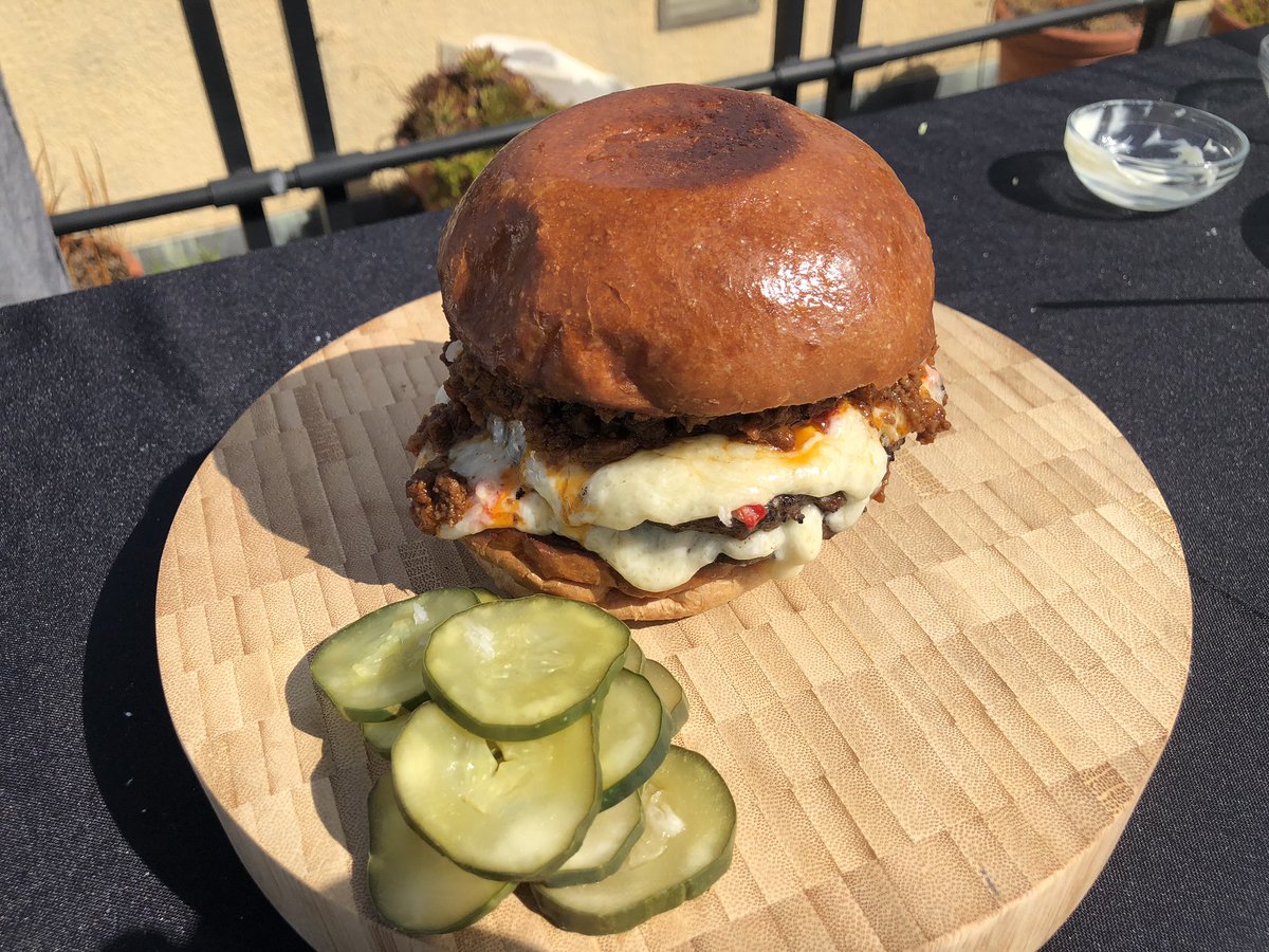 FMallicoatKTVU's tweet photo. BBQ’ing Burgers (what else) on this 4th of July Holiday.  The Brixton’s Executive Chef Banks White served a winner on the Nine @KTVU   A Kobe Beef double patty with cheddar pimento cheese and 🌶 Chili!   #ALotOfMeat #Delish https://t.co/djTWSYq0ax