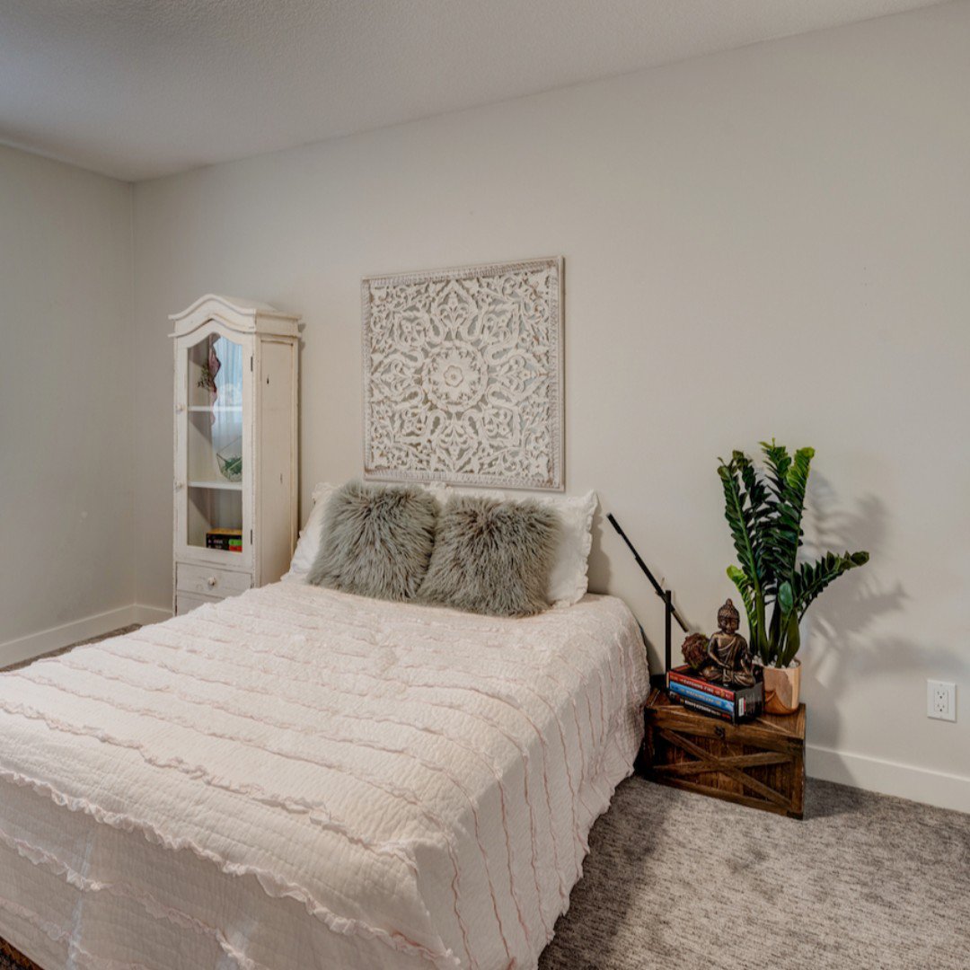 EdraPro_'s tweet image. Less is more, more, more! Minimal designs, accents, and tones for the win here. We wanted to help this yogi find their Zen 🧘 in a bedroom that speaks volumes without being too loud.