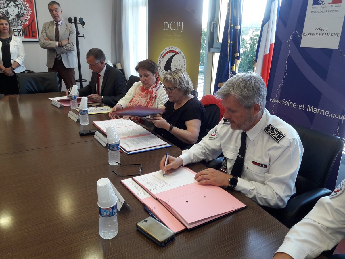 PoliceNat77's tweet photo. [SécuritéDuQuotidien] Une étape importante dans le renforcement de la cooperation opérationnelle de la #ddsp77 et la #PoliceJudiciaire pour davantage d'efficacité #ContreLesTrafics de stupéfiants. https://t.co/Ilr2VyReWI