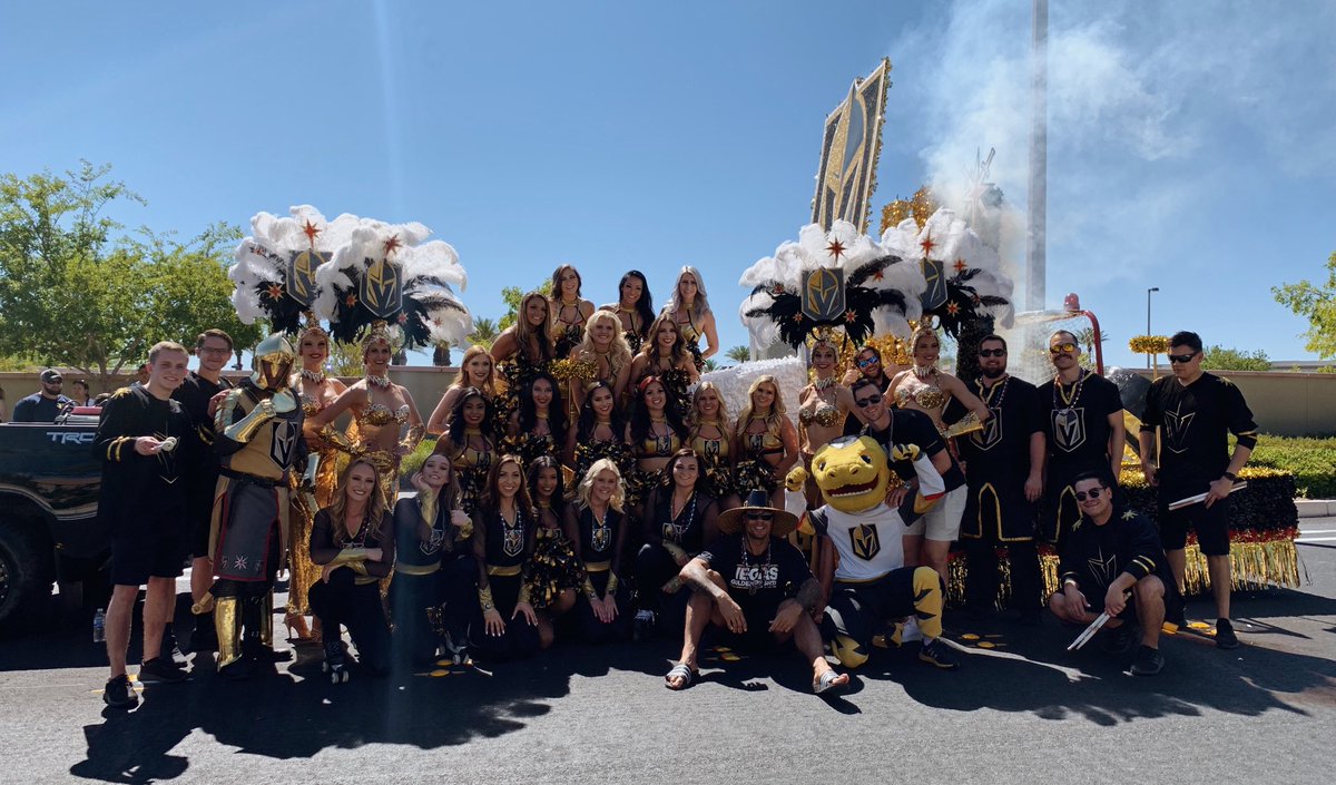 GoldenKnights's tweet photo. Fourth with the fam 🤗 🇺🇸 https://t.co/KBusg8wm04