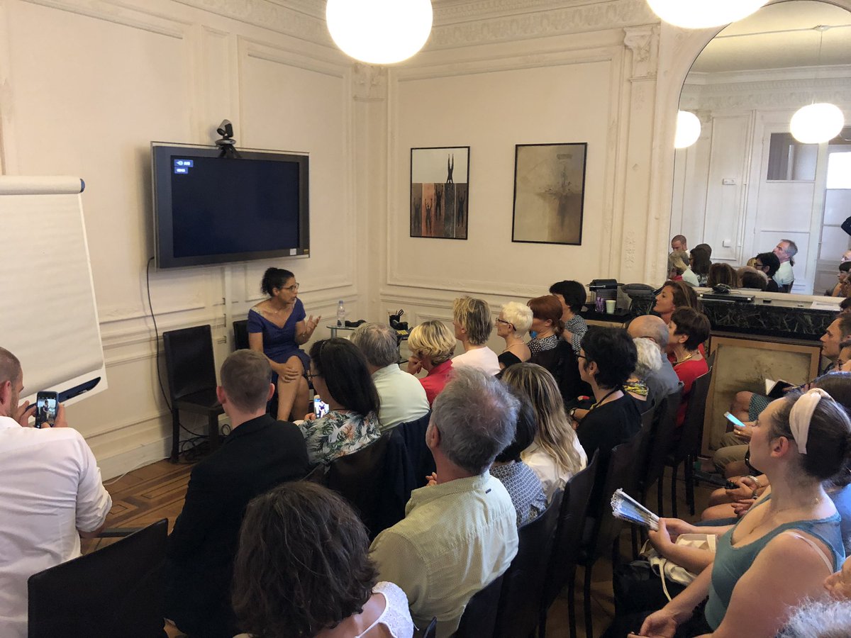 Clubdes52's tweet photo. Merci à Fatiha @AgagBoudjahlat d’avoir accepté de venir témoigner pour cette rencontre exceptionnelle du Club des 52 ! https://t.co/M6TkTEa1gG