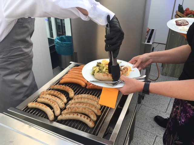 FOMHochschule's tweet image. Die Jury tagt. Zeit zum Netzwerken und sich am Buffet zu stärken. #Supermaster