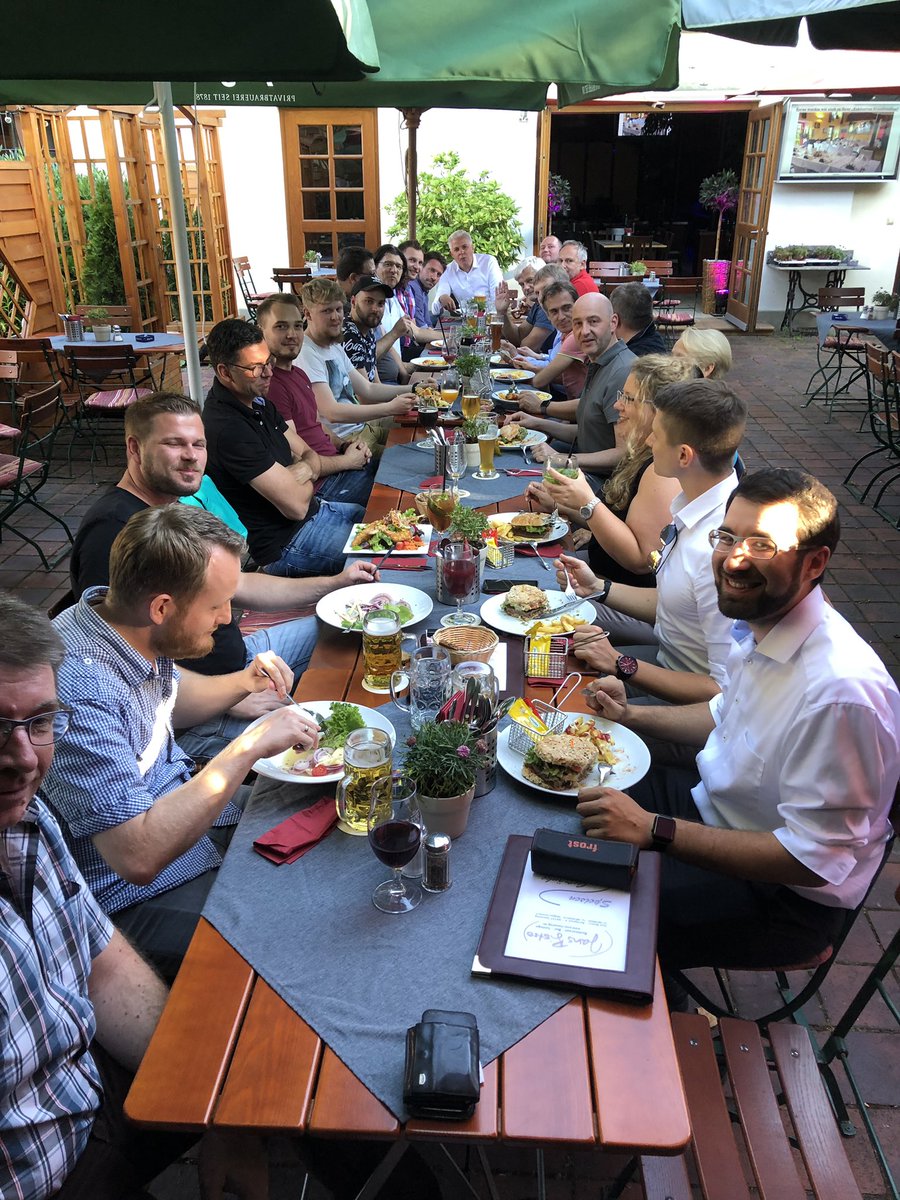 Das Consulting Süd Team der @msg_services lässt den Abend nach dem Bereichsupdaten im Biergarten ausklingen 🤩#onemsgservices