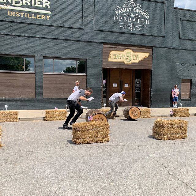 BeerMakesThree's tweet photo. Fun times at the @ngbdistillery #4thofjuly #blockparty. Bartender #barrellracing underway, live music from @musiccitytoppers @jerrypentecost and @alannaroyale. #craftbeer from @millcreekbrewco and @yeehawbrewing, #cocktail and #frozencocktails, and @Budw… https://t.co/IIchCb4oh8 https://t.co/YeYhXSmli0