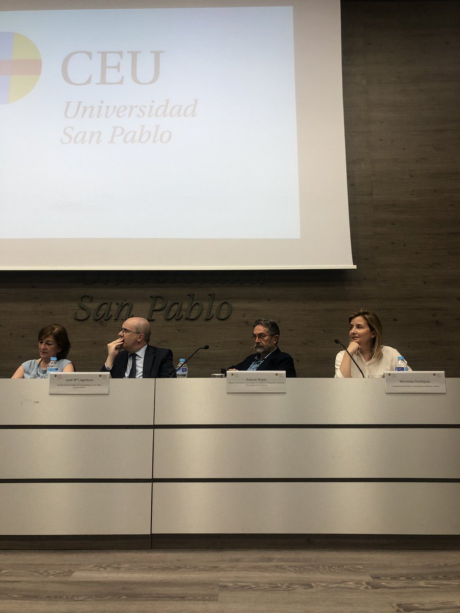mastermodatyd's tweet photo. Iniciamos el acto de graduación de nuestra X Promoción. La mesa de presidencia dedica unas palabras a nuestras alumnas. @HumYComCEU @EscuelaUE #comunicacion #moda #belleza https://t.co/efa8rQ4JCE
