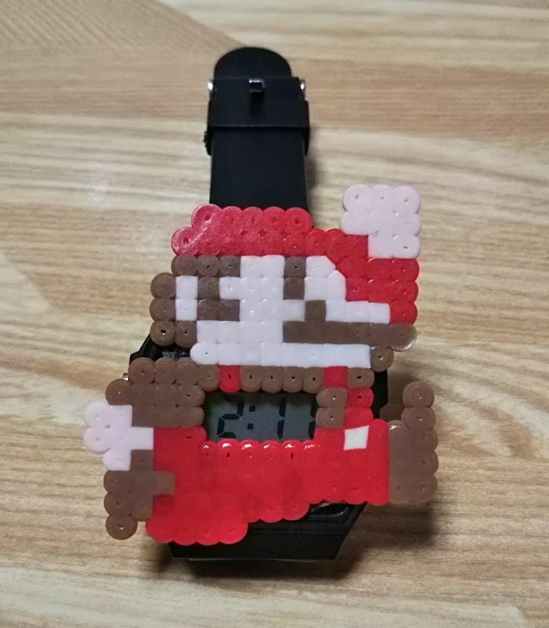 ひでちきん まぁ最近作ったモノ アイロンビーズ時計 マリオと パックマンのモンスター アカベエ やっぱ時計見にくい 山本さほ 先生と岡崎さんの キーホルダー レジンで作った 肉球ストラップ ネコヘアピン アイロンビーズ レジン T