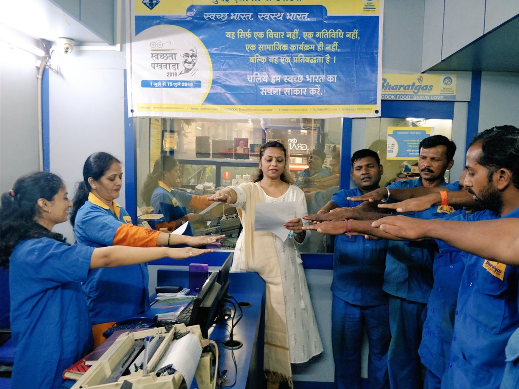 bpclqualitygas's tweet photo. @bpclqualitygas Observing#SWACCHTA PAKHWADA by MOPNG took oath of cleanliness &amp; cleanliness drive at our society premises &amp; our office lane. @kumar4360 @VishalKabraBPCL @BPCMumbai @BPCLLPG @mohitrane_bpcl https://t.co/XREzvZodJ3