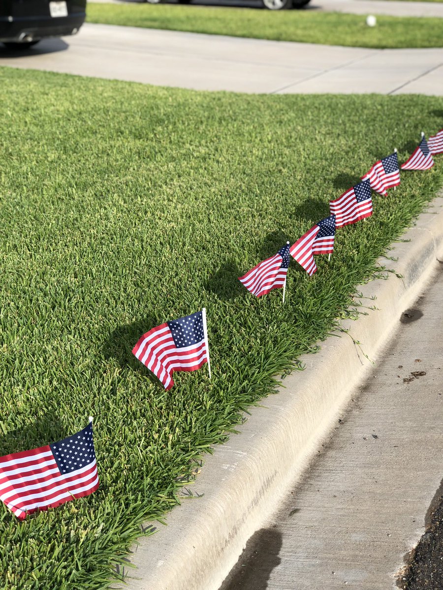jlock254's tweet photo. I let my 10 year old daughter have free reign of our house decorations for the 4th of July and I must say she is a phenomenal job!! https://t.co/knf2g1fRqO