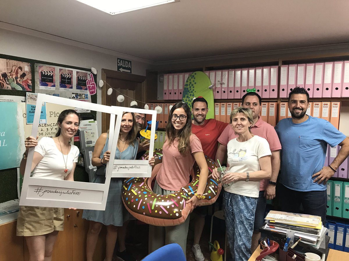 VestradaEdu's tweet image. Muy divertidas y productivas  jornadas en @escacv hablando de @flippedlearn, con un grupo de profes súper motivados para aprender y que no les importa pasar día días aprendiendo en julio a orillas del mar. Gracias @fundacionbias por vuestra confianza una vez más. @justkeynote