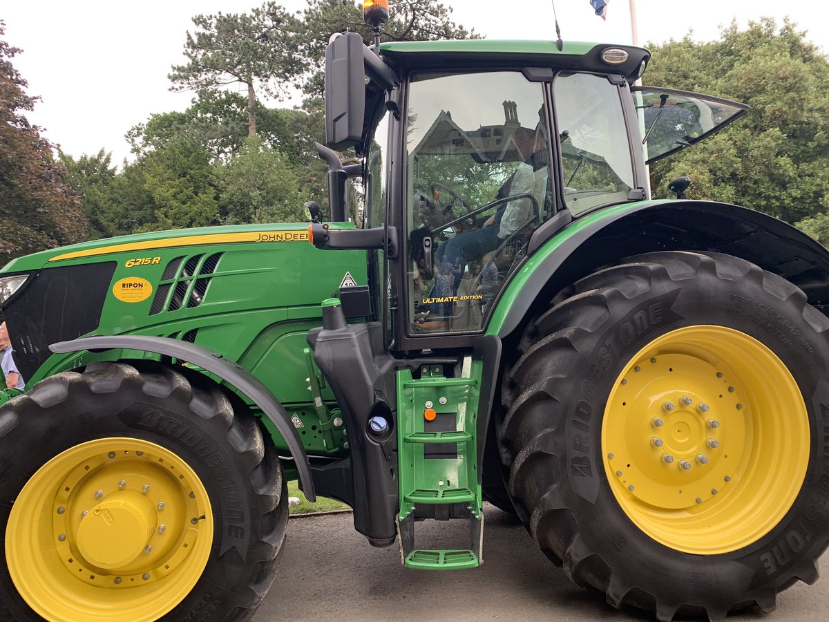 HowdenSchool's tweet photo. Always a couple of #tractors at @HowdenSchool prom!#Howden #HowdenSchool #Prom2019 https://t.co/uOTI6My64n