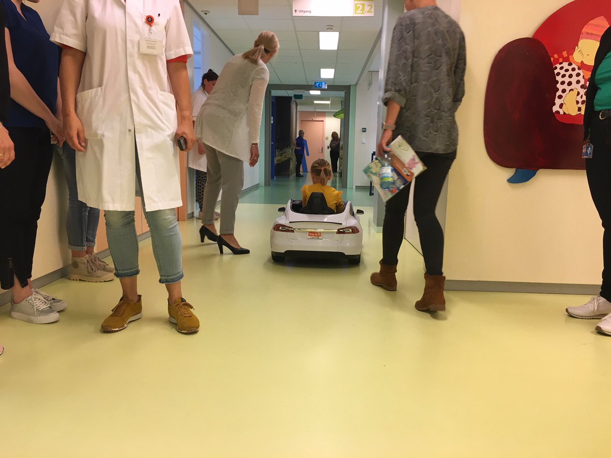 VriendenMartini's tweet photo. Op de poli Kindergeneeskunde is een auto ook heel welkom! Jan van Marum #Griponit schonk een Tesla. Kinderen zijn vaak gespannen voor een behandeling, maar in een Tesla naar de dokter rijden maakt het wél leuker! Een patiëntje mocht de auto direct testen @MartiniHospital https://t.co/C9MrVvtd2z