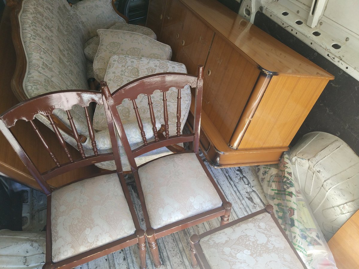 Sizlerden aldığımız emanetleri ihtiyaç sahiplerine ulaştırmaya devam ediyoruz.
Bugün de önceden tespitini yaptığımız bir aileye;
➡️Koltuk, sandalye, halı vs. ev eşyalarını teslim ettik. Allah azze ve celle hayır sahiplerinden razı olsun.