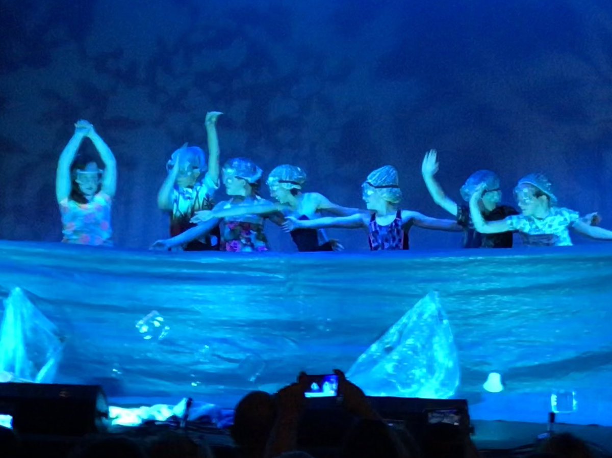 Perfformiadau gwych gan ddisgyblion Bl 3 a 4 yn eu sioe ‘O Dan y Môr’ heddiw. The audience was treated to a fabulous show by Years 3 &amp; 4 pupils at the Savoy Theatre. Ardderchog blant - talentau Ton ar waith! 🦀🐠🦞🐙🧜‍♀️ 😃 <a href="/SiarterIaithCCD/">Siarter Iaith CCD</a>  <a href="/SavoyTheatreTon/">SavoyTheatreTon</a>