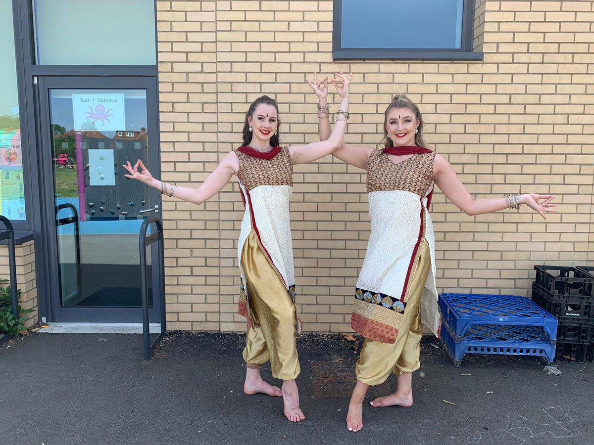CreativeEdgeAg1's tweet image. We had a warm and wonderful morning in London on Saturday for Priestmeads Summer Fair ☀️
We entertained the families with our high energy Bhangra Set followed by a Workshops led by Sang from @eternaltaal 
Thanks for having us!
#summer #sunshine #summergigs #london #onthego #hot