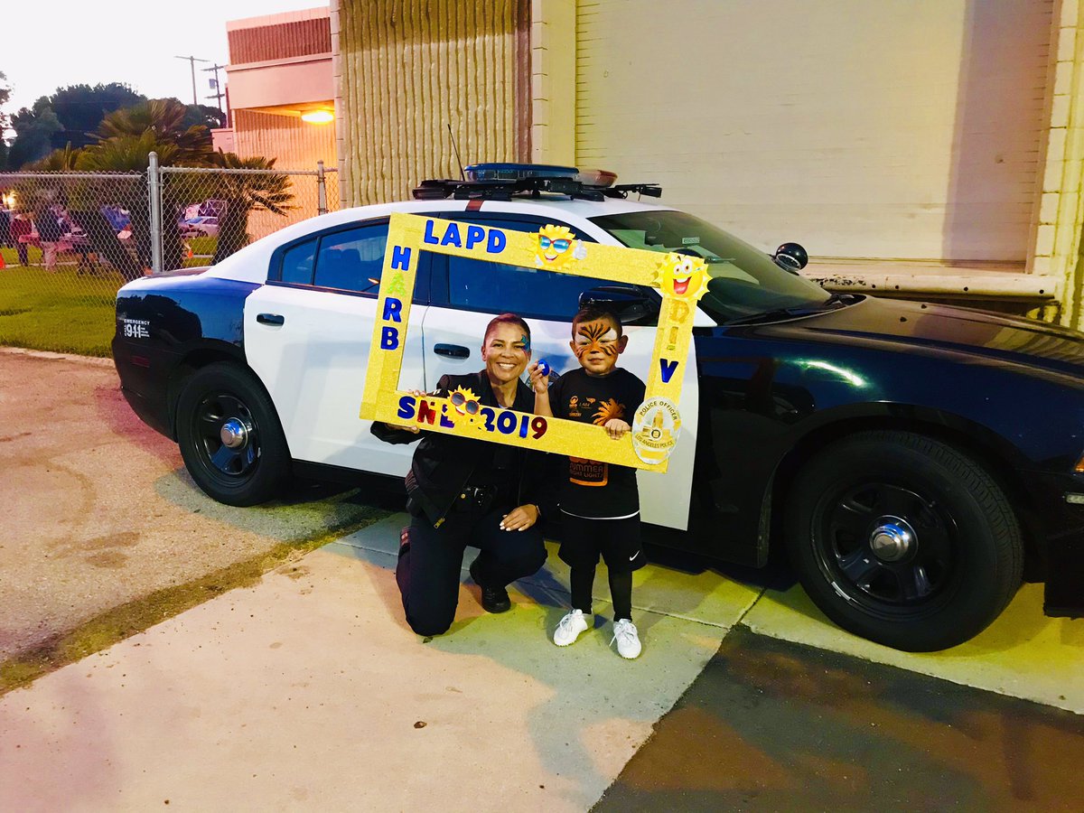 Harbor_SLO1's tweet photo. Last night’s Summer Night Lights..Thank you Michelle for all the beautiful art 🥰🚔💙🚔💯 @snlnormandale @slo_nua @goharborgateway @LAPDHQ https://t.co/YUQmNVlHFL