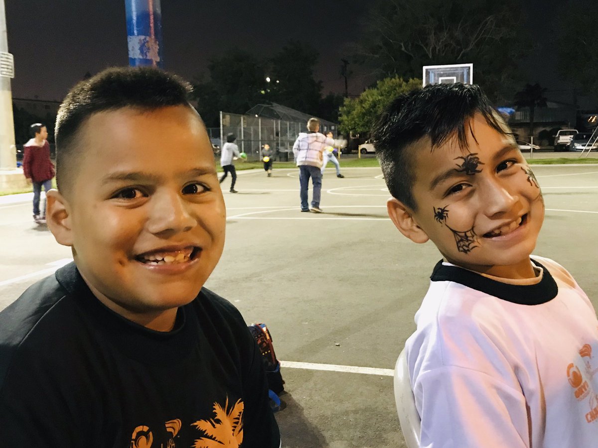 Last night’s Summer Night Lights..Thank you Michelle for all the beautiful art 🥰🚔💙🚔💯 @snlnormandale @slo_nua <a href="/goharborgateway/">Go Harbor Gateway</a> <a href="/LAPDHQ/">LAPD HQ</a>