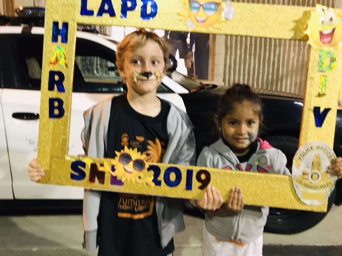 Harbor_SLO1's tweet photo. Last night’s Summer Night Lights..Thank you Michelle for all the beautiful art 🥰🚔💙🚔💯 @snlnormandale @slo_nua @goharborgateway @LAPDHQ https://t.co/YUQmNVlHFL