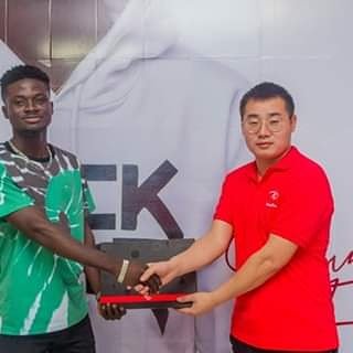 itelghana's tweet photo. Yeeesssss!!! Its a done deal. Lets Welcome the newest member of the itel family. We are pleased to have you at itel Mobile #KuamiEugene. We hope to have the best relationship there is.
#JoinEnjoy #itelMobile #BrandAmbassador https://t.co/mWwLIMEQII