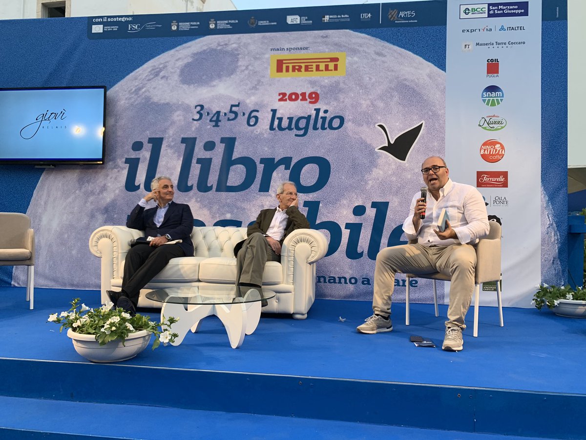 LibroPossibile's tweet photo. Luciano #Violante: “Mi chiesero come mai fossi commosso mentre ricordavo Pinuccio Tatarella alla Camera dei Deputati. Non sarebbe potuto essere altrimenti: andava via un albero, non un filo d’erba.
#libropossibile2019
#leggerechepasso https://t.co/jVLngS4da2