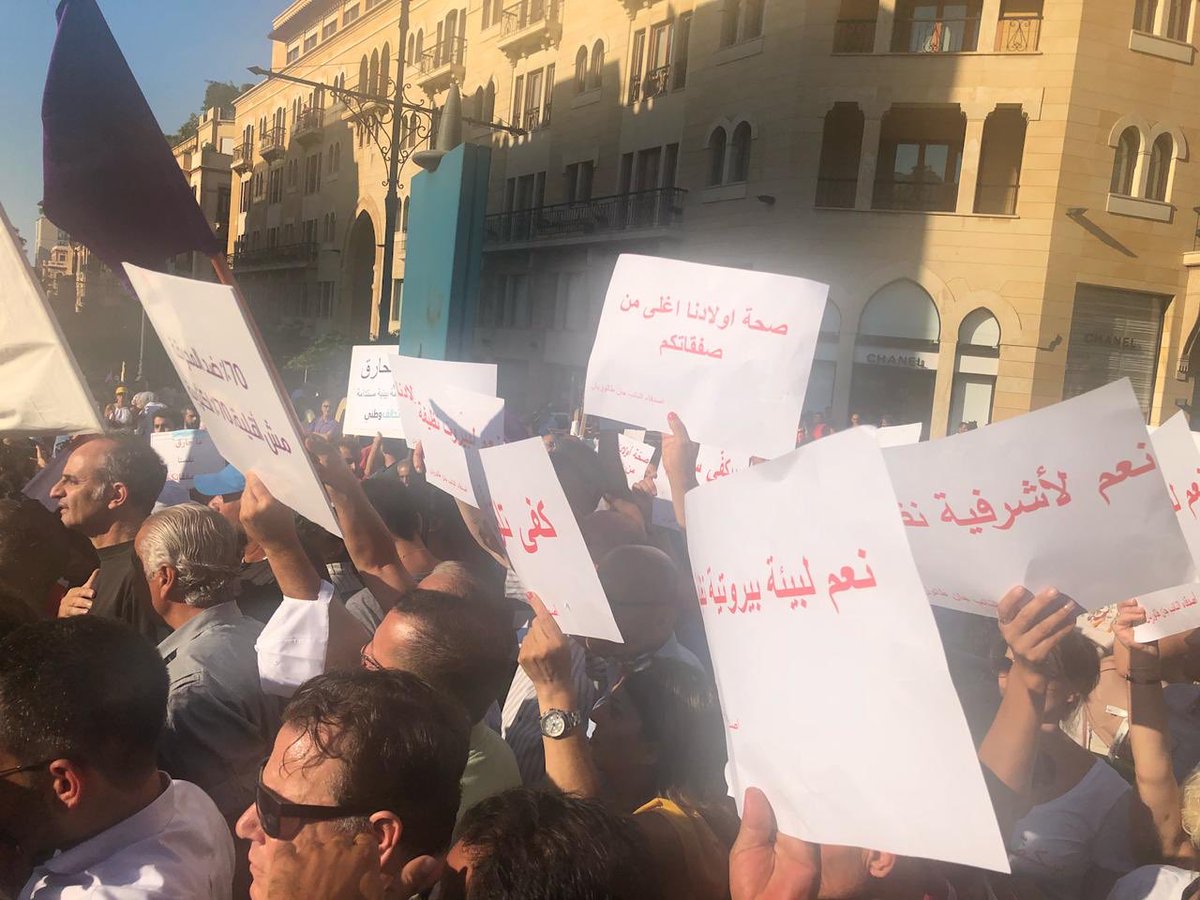 JeanTalouzian's tweet photo. شارك عدد كبير من أصدقاء النائب العميد #جان_طالوزيان من الأشرفية والصيفي والمدور  والرميل في الوقفة الإحتجاجية التي نُظِمت عصر اليوم أمام مبنى #بلدية_بيروت إعتراضاً على مشروع البلدية بإنشاء #محرقة، وتزامن هذا الإعتصام مع إنعقاد جلسة المجلس البلدي الذي ارجأ البنود #لا_للمحارق https://t.co/kXR1aeL0DO