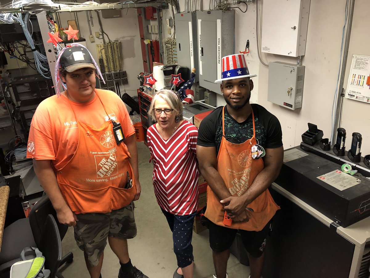 susanj613's tweet photo. Fourth of July fun at the colonial Heights Home Depot @MASMEric4633 @THDHynes @djschneider231 @XConnollyJr @THDMelaniebb https://t.co/8E01fQouzA