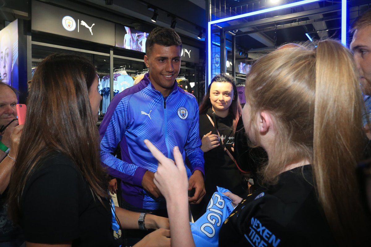 City_Xtra's tweet photo. 📸 Rodrigo Hernandez meeting a few lucky fans at the City Store this evening.

#MCFC #WelcomeRodri https://t.co/L221WeJQl9